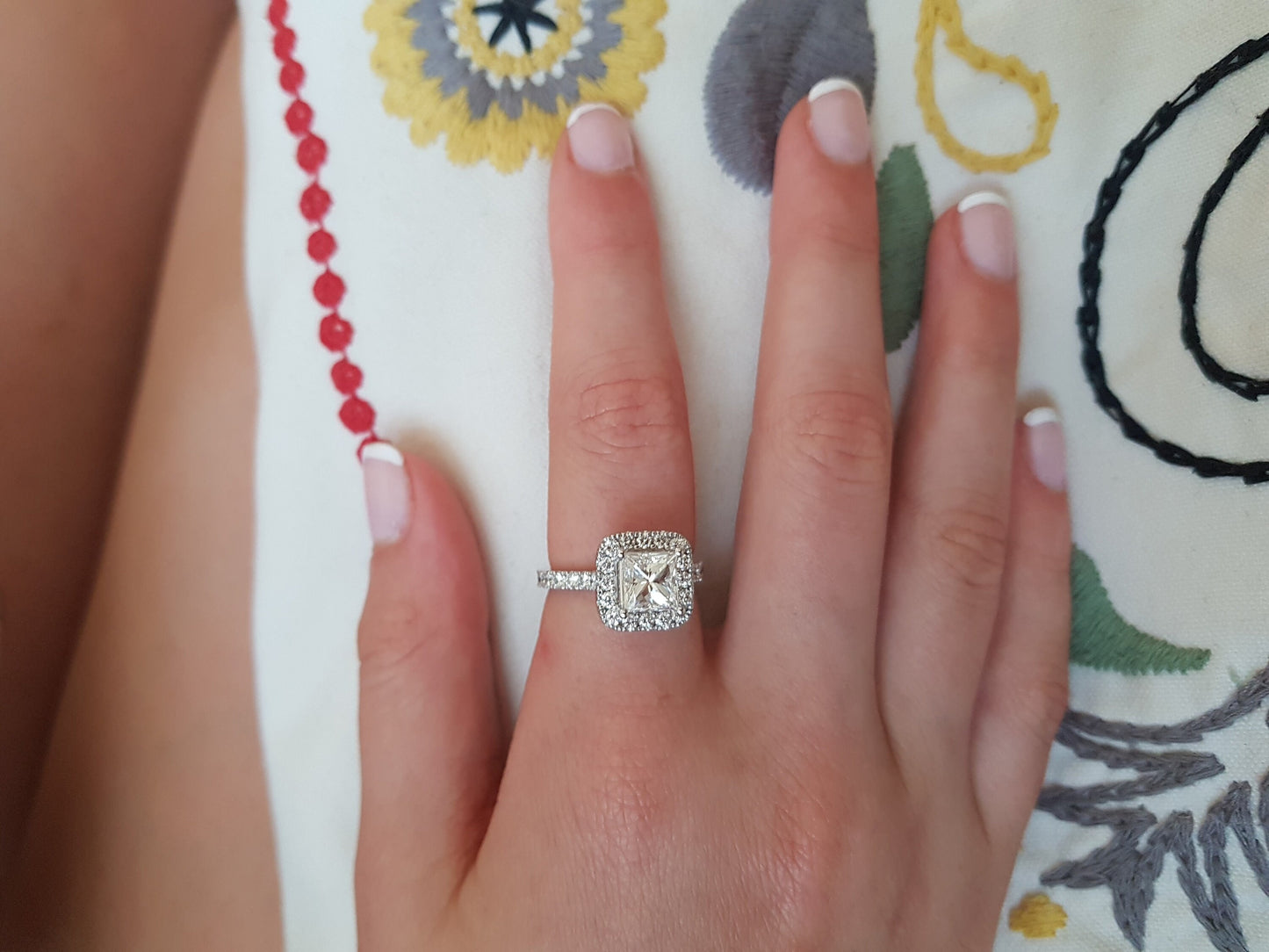 טבעת אירוסין הילה בחיתוך 2 קראט פרינסס, יהלומים טבעיים, טבעת יהלום פרינסס הילה