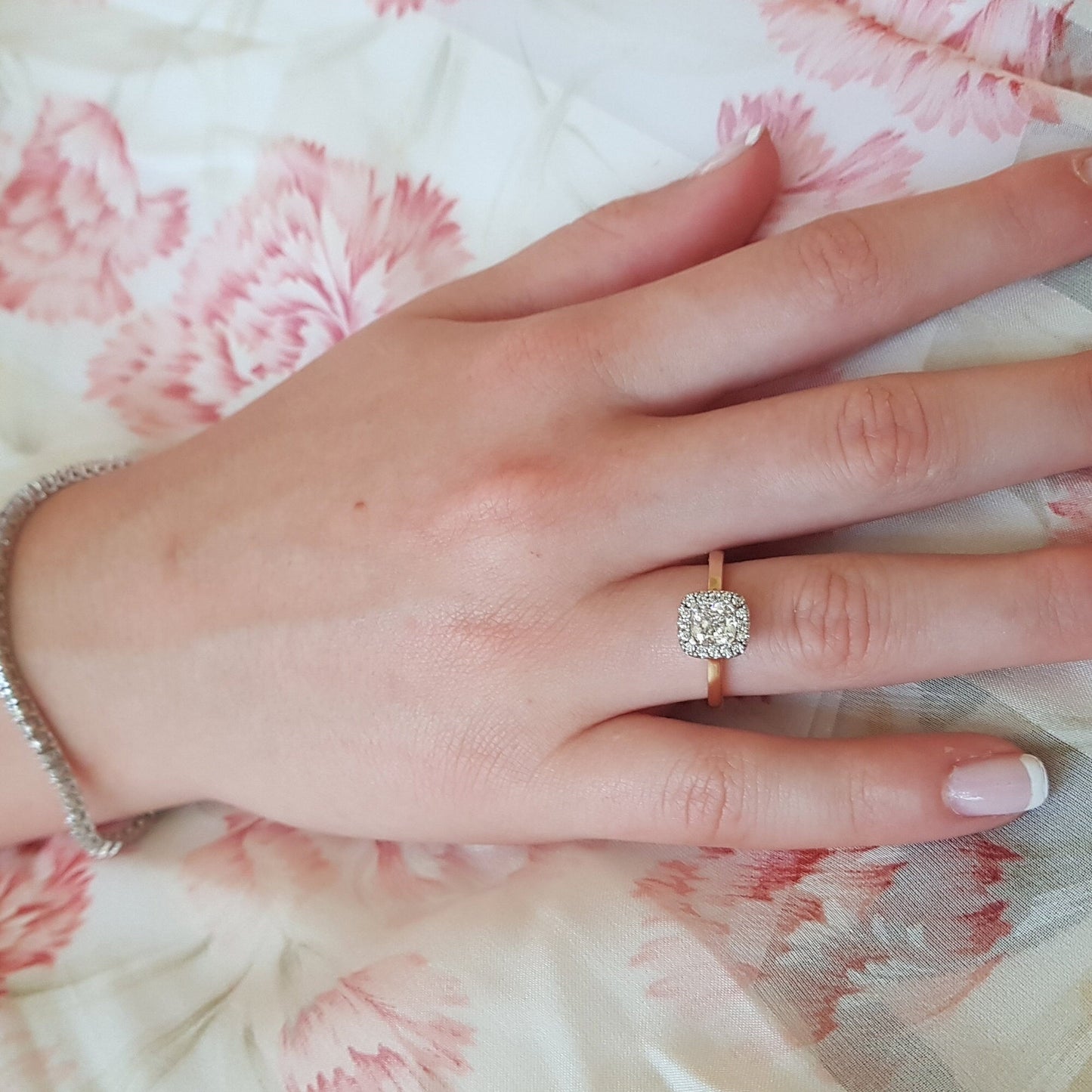טבעת אירוסין מיוחדת בשני צבעי זהב, עם יהלום בצורת קושן ויהלומים  עגולים מסביב