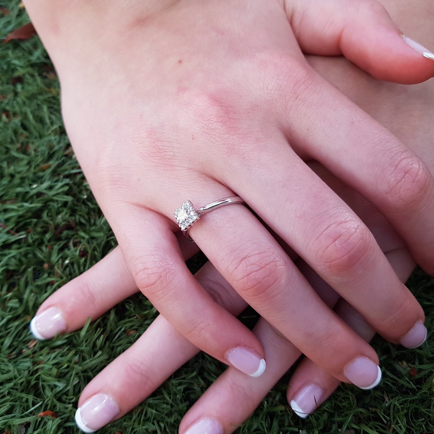 טבעת אירוסין עדינה ומיוחדת בחיתוך פרינסס, על היד