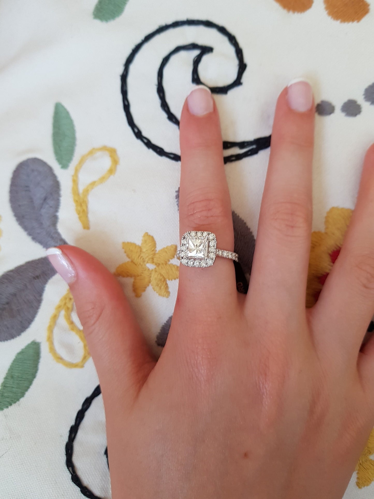 טבעת אירוסין הילה בחיתוך 2 קראט פרינסס, יהלומים טבעיים, טבעת יהלום פרינסס הילה