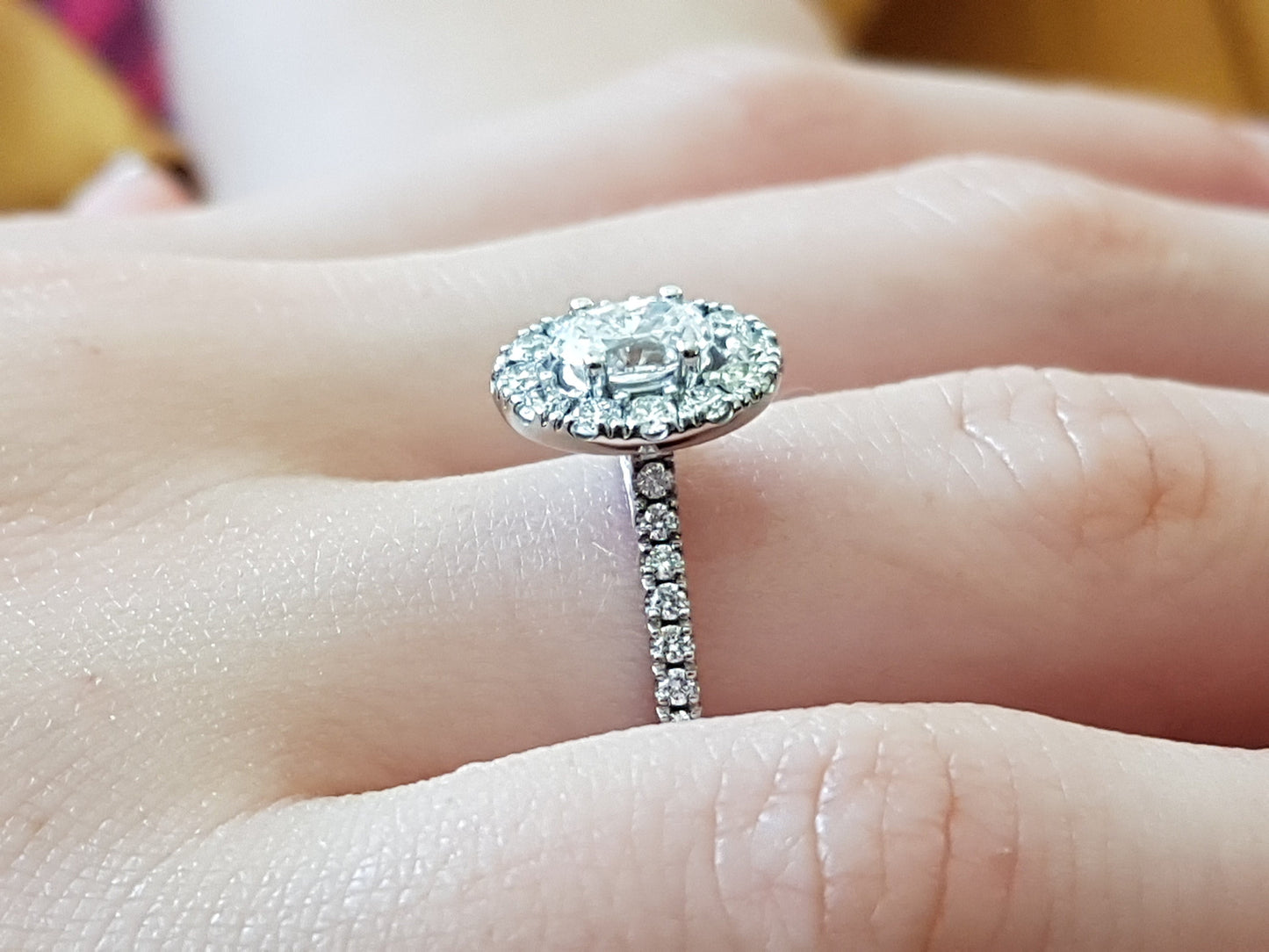 טבעת אירוסין יהלום אובל הלו עם יהלומים עגולים משובצים על הכתפיים של הטבעת 1.01 קראט