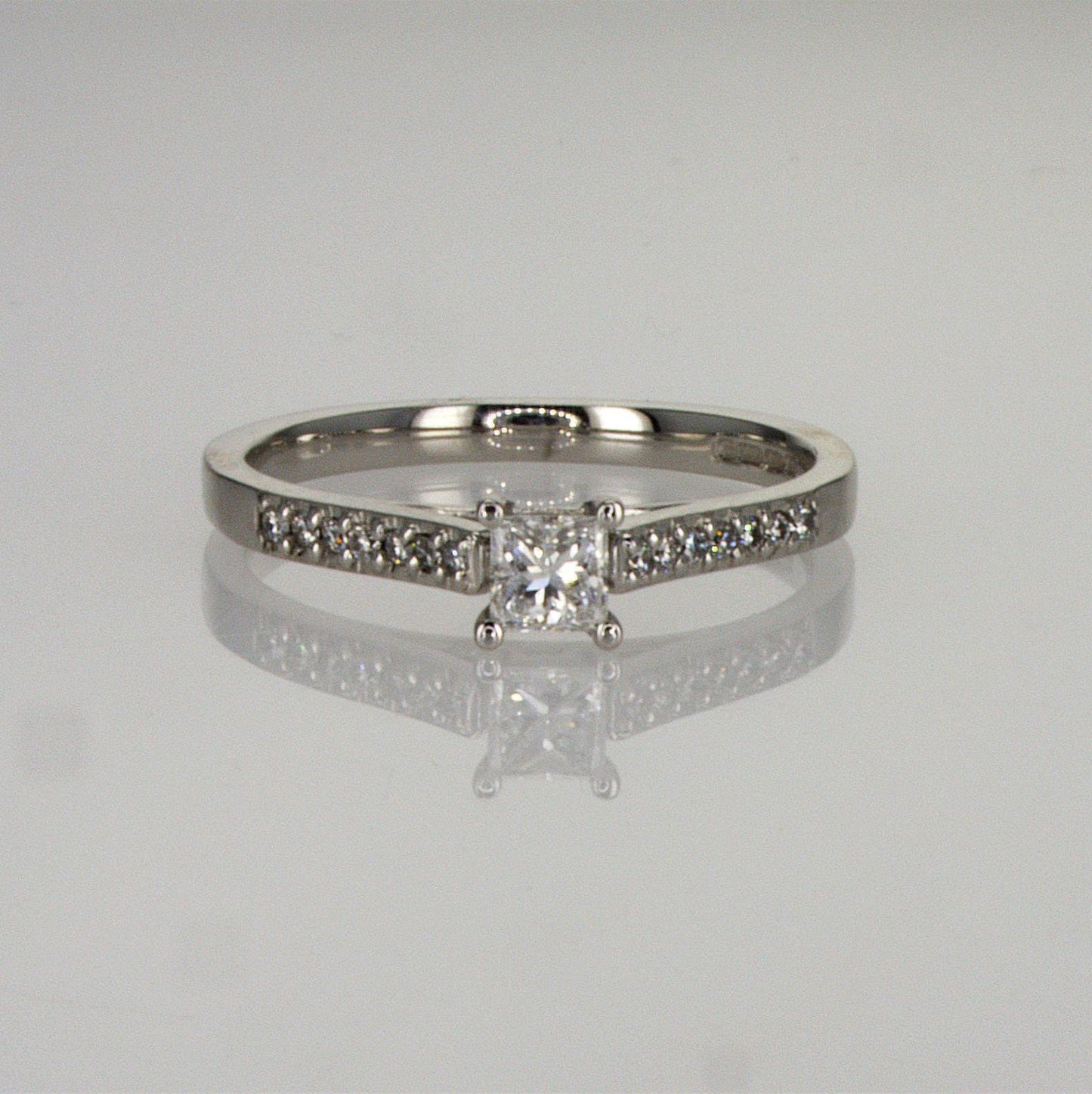 טבעת יהלום פרינסס אירוסין 0.36 קראט זהב לבן 14K