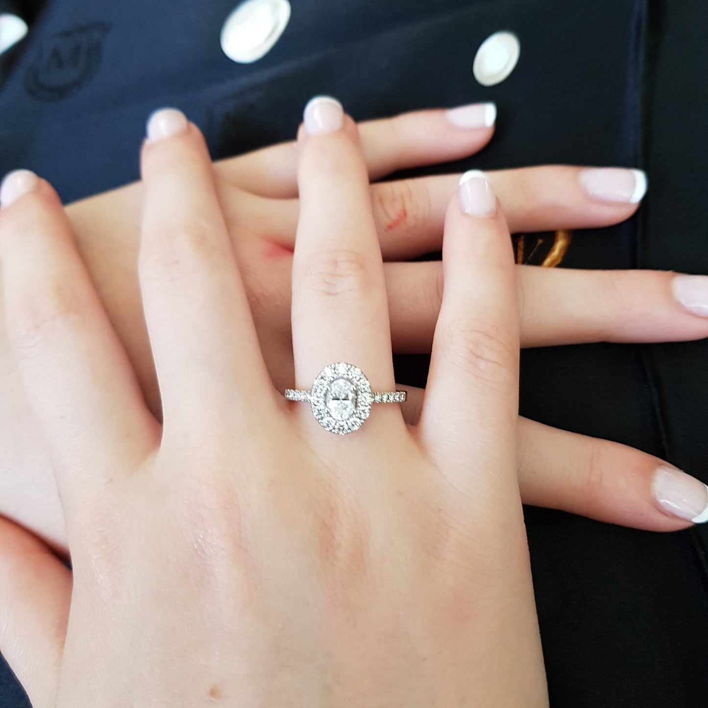 טבעת אירוסין יהלום אובל הלו עם יהלומים עגולים משובצים על הכתפיים של הטבעת 1.01 קראט