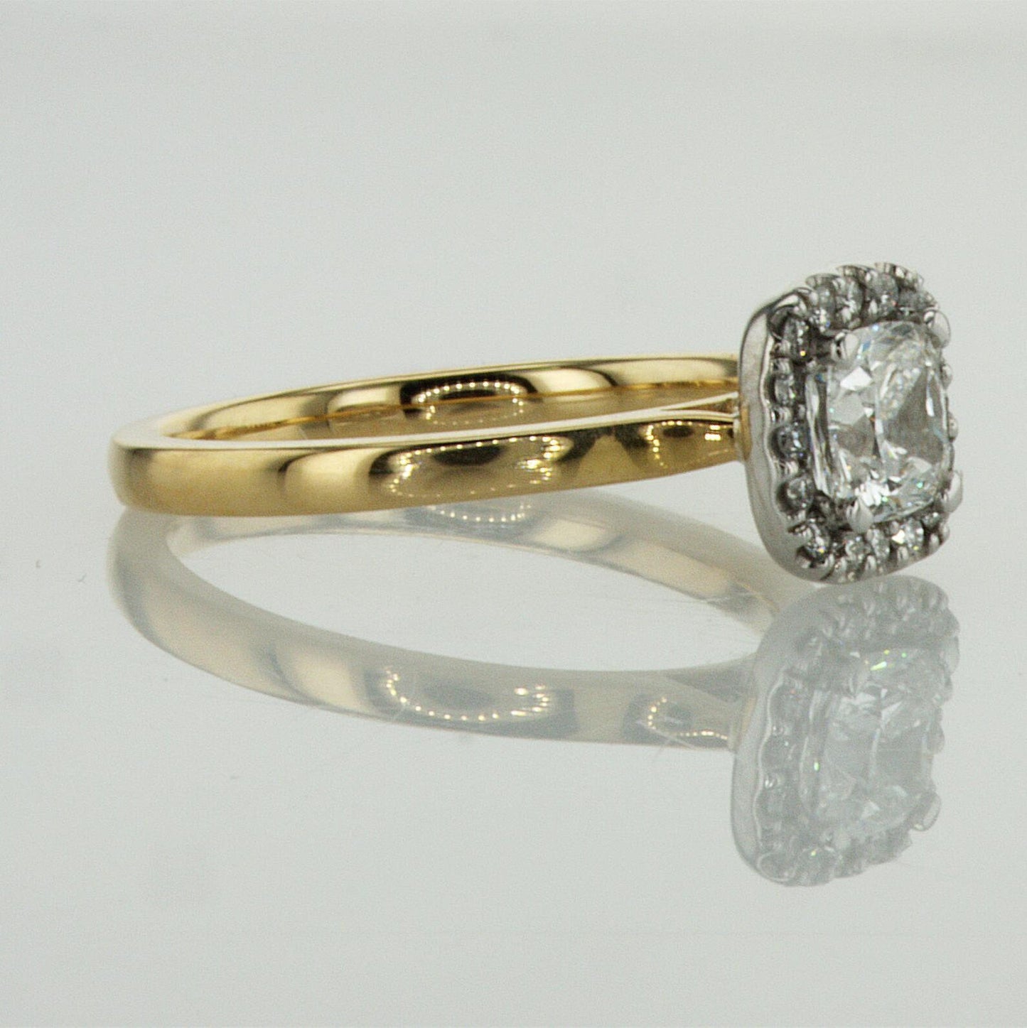 טבעת אירוסין, יהלום בצורת כרית קושן 0.92 קראט, מבט צד, זהב לבן וזהב צהוב בטבעת אירוסין