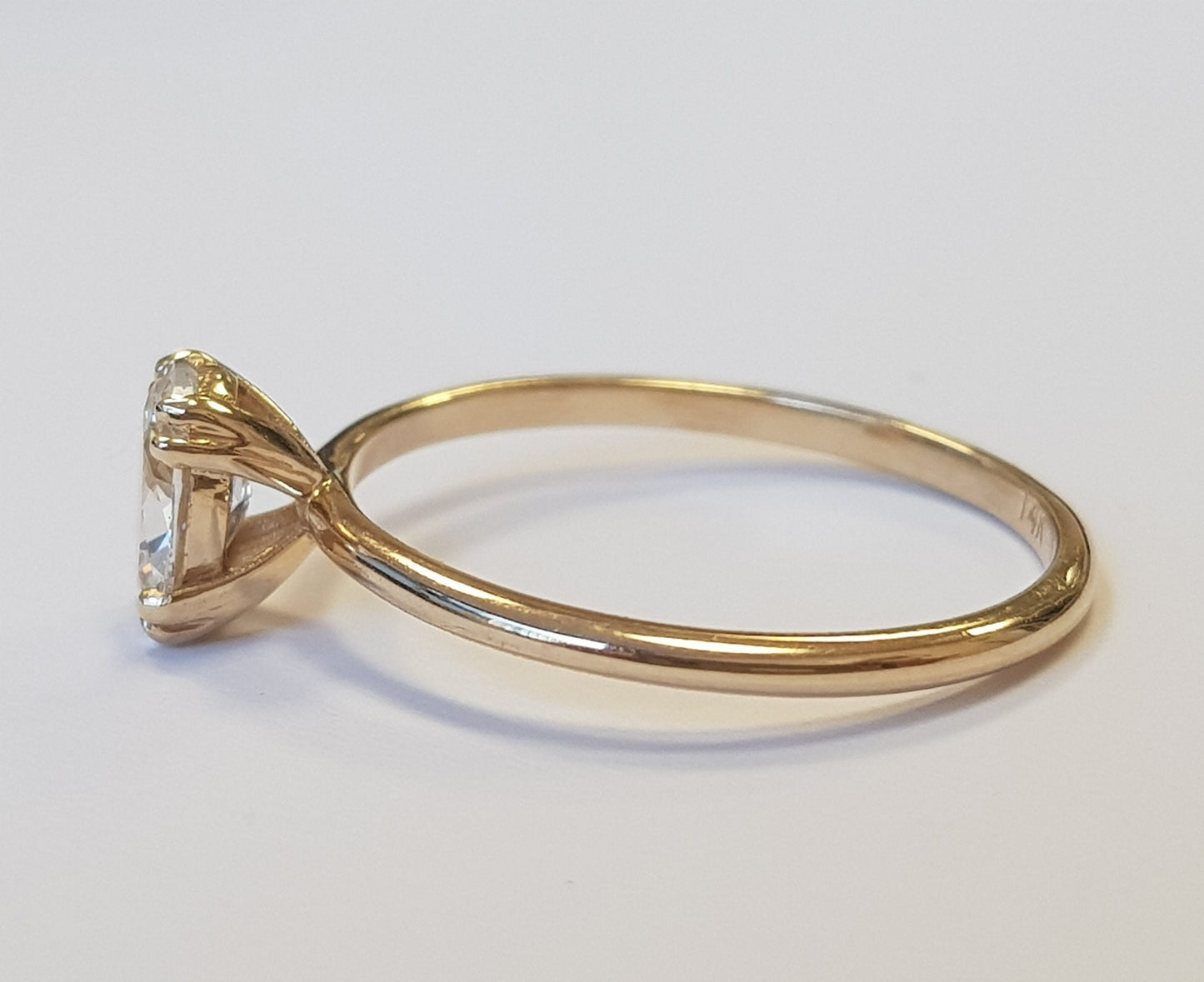 טבעת אירוסין סוליטר 0.70 קראט יהלום בחיתוך אובל, משובץ בטבעת זהב צהוב 14 קראט, מבט צד
